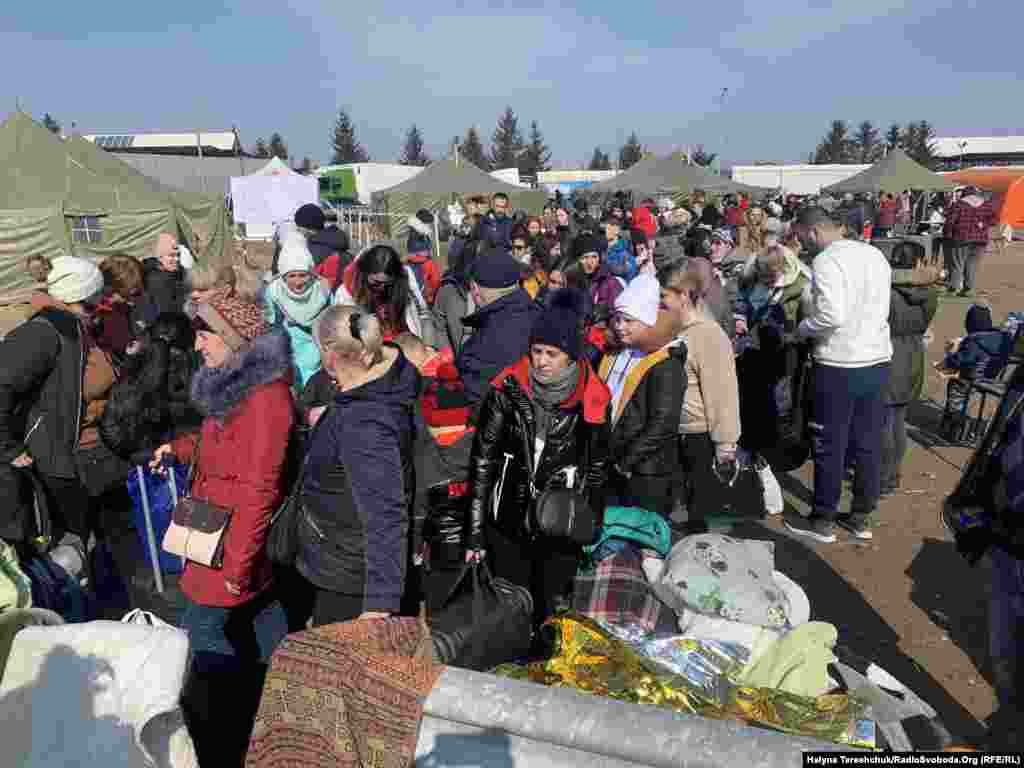 Біженці в очікуванні на перетин українсько-польського кордону після проходження гуманітарного коридору. За даними Держприкордонної служби України, за 20 днів вторгнення Росії в Україну через 6 пунктів пропуску українсько-польського кордону, що у Львівській області, виїхало близько одного мільйона українців. А повернулись в Україну з-за кордону понад 120 тисяч громадян