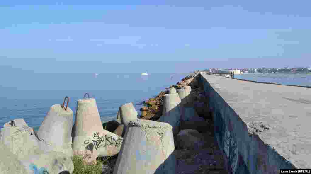 Мол укреплен от волн огромными бетонными блоками – тетраподами, вес которых колеблется от 1,5 до 25 тонн