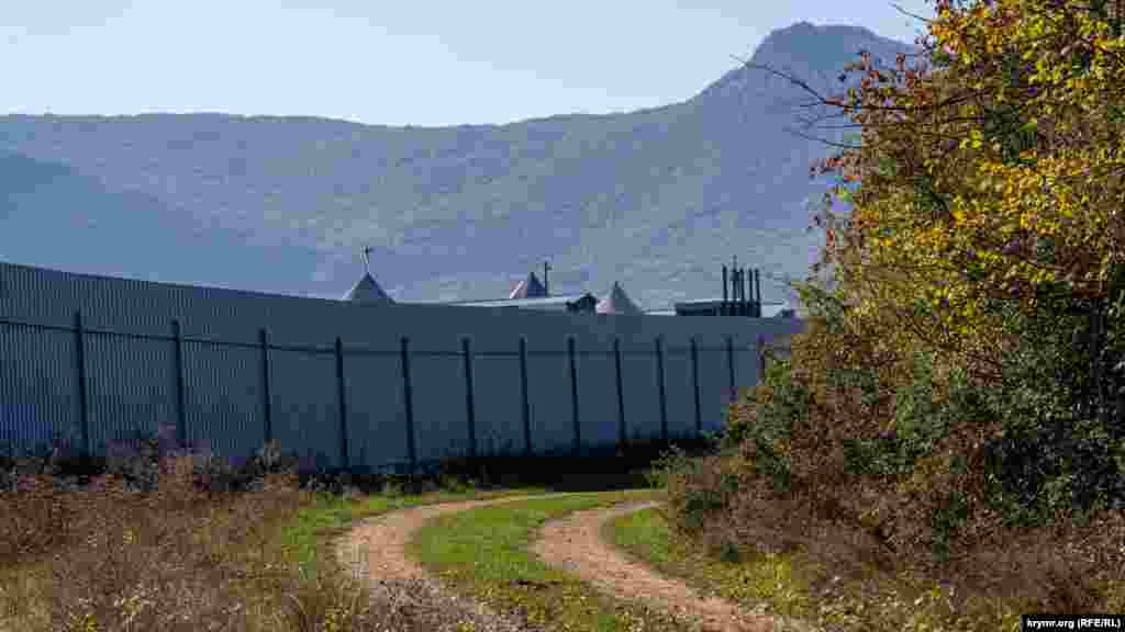 Большая часть лесистого холма на северо-восточной окрестности ограждена двухметровым строительным забором. По словам самих сельчан, на огражденной территории якобы обустраиваются появившиеся в Крыму буддисты 