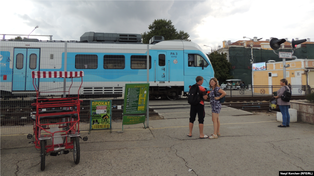 Одна из достопримечательностей Феодосии – железная дорога, которая «перерезает» набережную