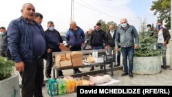 Прихильники Саакашвілі перед в’язницею в місті Руставі, 10 жовтня 2021 року