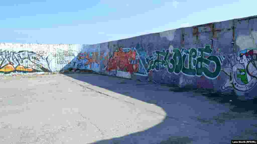 Мол заканчивается так называемой «коробочкой», высота стен которой – 3,5 метра