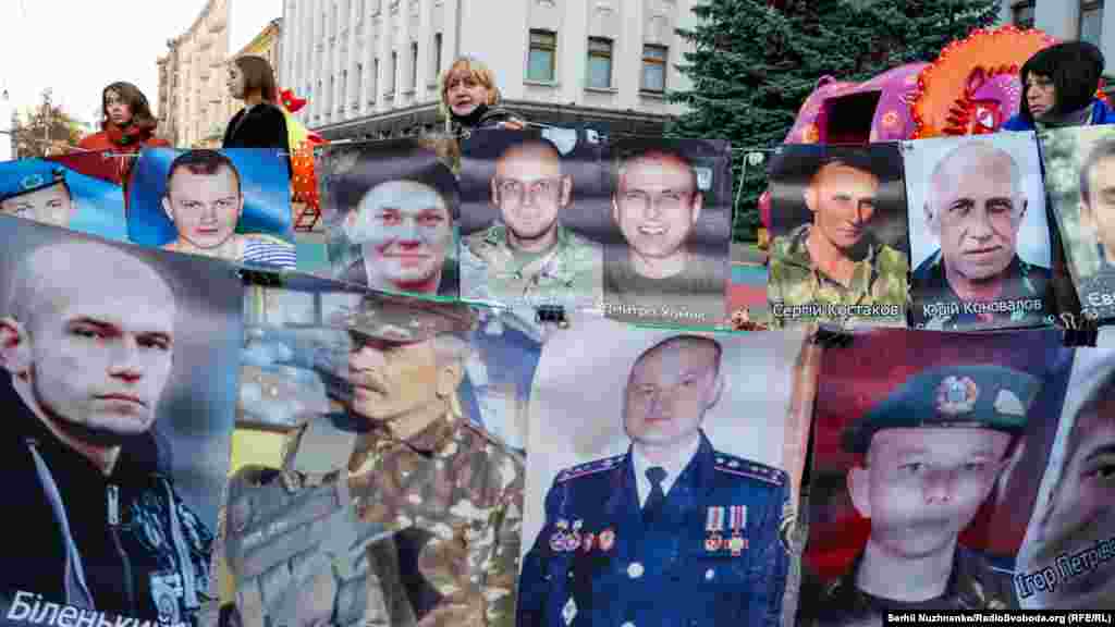 «Живая стена надежды», которую формируют родственники пленных и пропавших без вести, будет стоять 72 часа, или пока не будут удовлетворены их требования