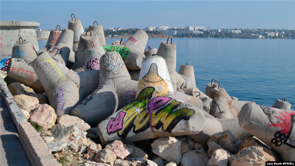 Рисунки есть даже на тетраподах 