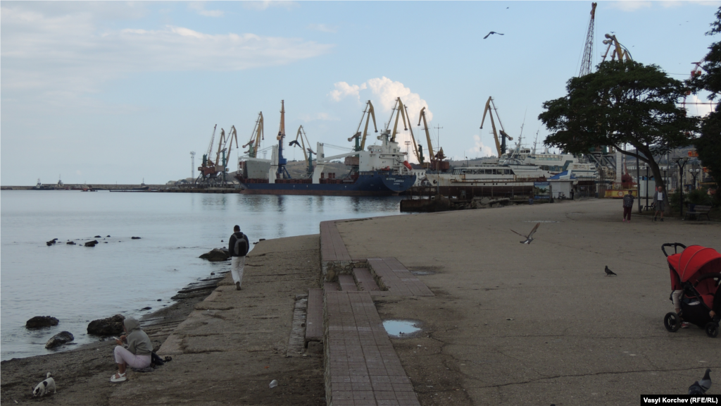 Феодосийский торговый порт – вид с набережной