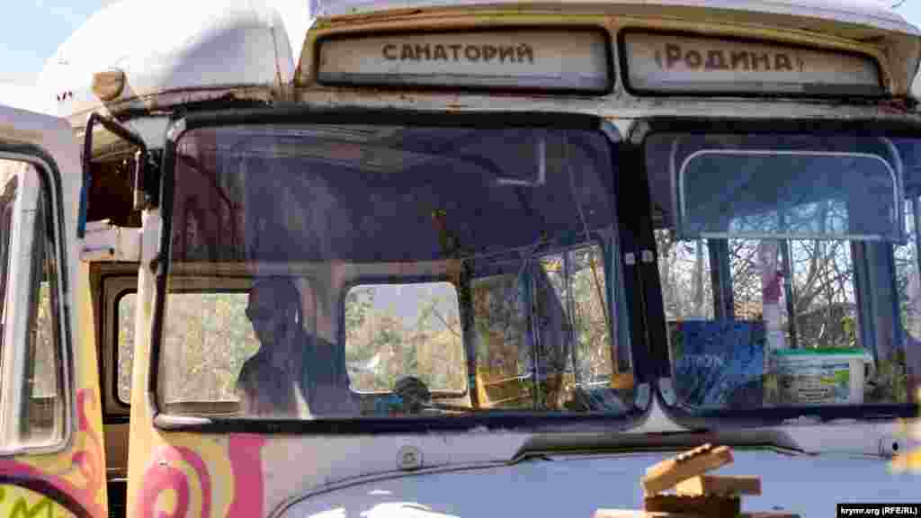 Этим занимается мастер на все руки Александр. Многие вырезанные мотопилой деревянные фигуры в «ковчеге» тоже дело его рук