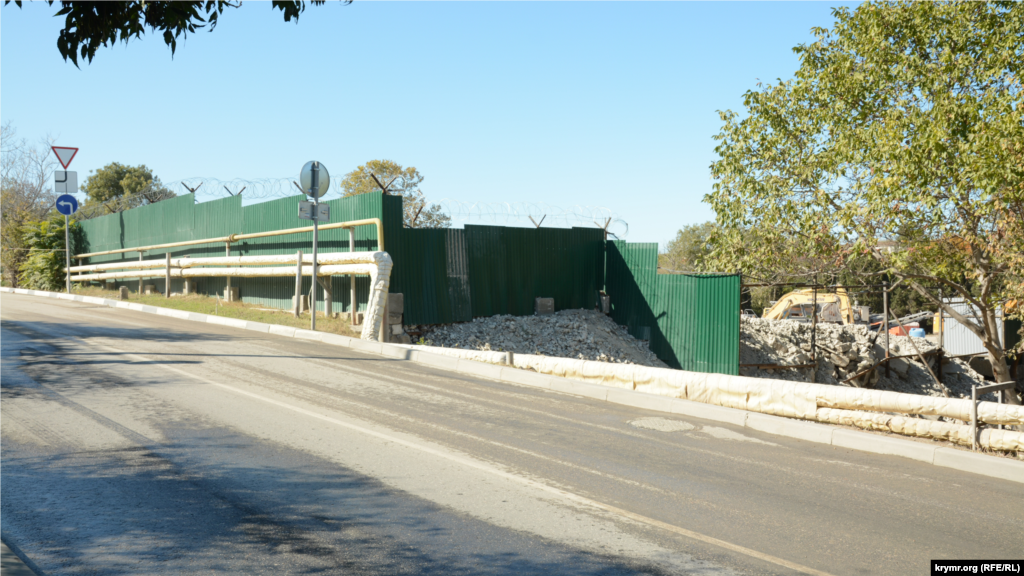 На территории, прилегающей к заповеднику – за зеленым забором, покрытым армейской колючей проволокой, идут работы по строительству историко-археологического парка, в частности, демонтаж бывших зданий 