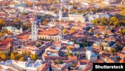 Законодавство Литви дає змогу визнати особами без громадянства людей, які перебувають на службі іноземної держави без дозволу уряду країни