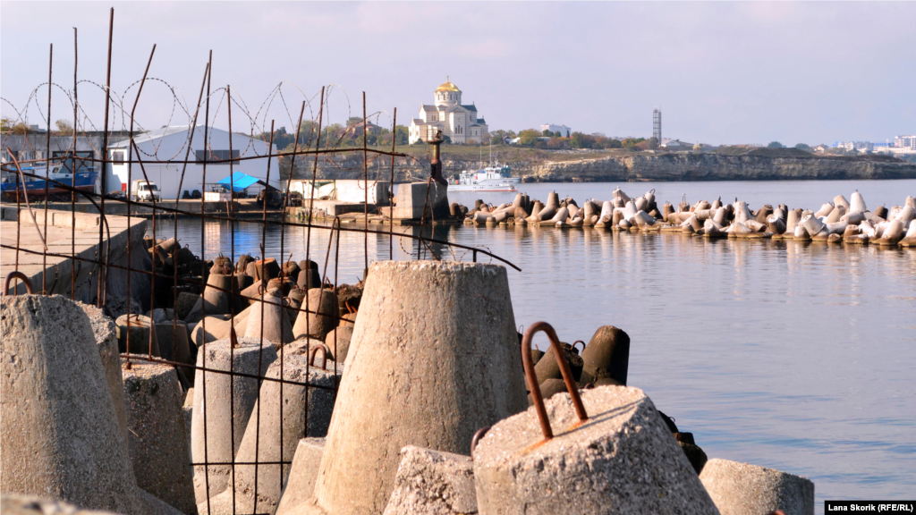 Вдалеке за Карантинной бухтой виден Владимирский собор в древнем Херсонесе. Что происходит в музее-заповеднике «Херсонес Таврический» в середине осени 2021 года – в нашем фоторепортаже   
