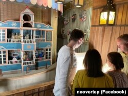 Дерев'яний будиночок вертепу і учасники проєкту «Вертеп. Необарокова містерія»