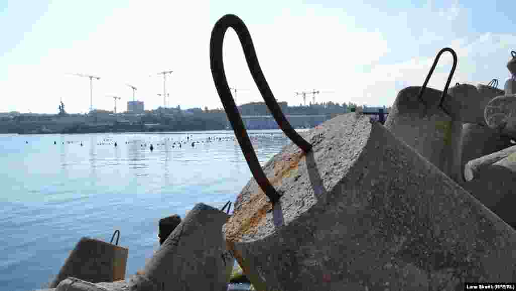 За Мартыновой бухтой – строительные краны на мысе Хрустальный. Там возводят объекты культурного кластера