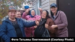 Вера Определённова с жителями Новокуйбышевска, которые помогали ей купить новый дом.