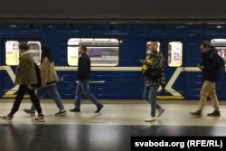 Мінське метро, 11 жовтня 2021 року. З 9 жовтня в Білорусі був запроваджений обов'язковий режим носіння масок, але 22 жовтня, після критики Лукашенком антиковідних заходів у країні, МОЗ його скасувало