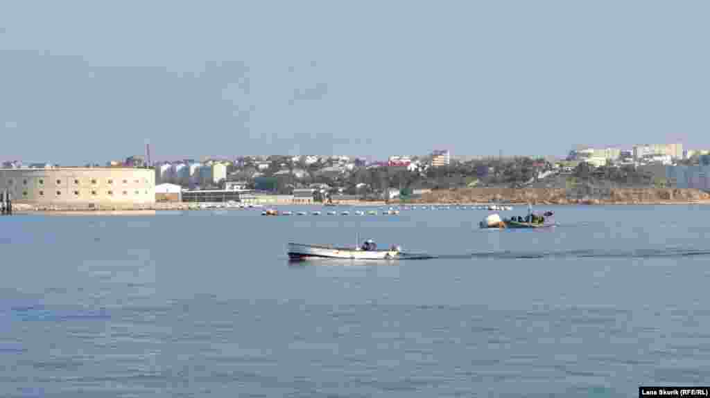 Рыбацкая лодка идет к выходу из бухты 