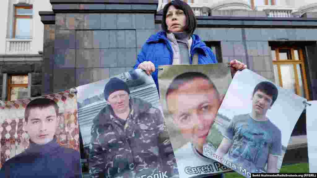 Родные и близкие пленных и пропавших без вести требуют: –  сформировать при Президенте Украины Координационный совет по вопросам пленных, пропавших без вести и членов их семей; –  ввести в состав Трехсторонней контактной группы представителей родных пленных и пропавших без вести; –  принять закон о статусе пленных; –  включить в состав комиссии по вопросам пропавших без вести представителей семей пропавших без вести.