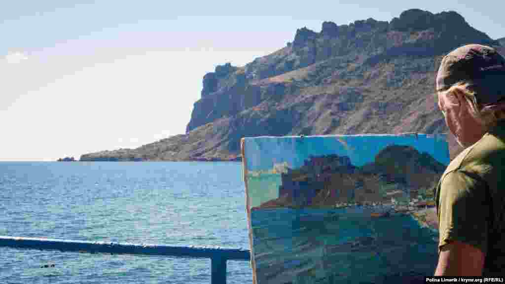 В октябре, когда туристический сезон на исходе, в Крыму наступает время созерцания. Сейчас на полуострове все чаще можно увидеть людей с мольбертами – группами или в одиночку