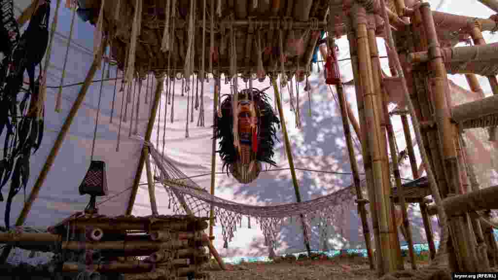 Интерьер вигвама с двухъярусным бамбуковым лежаком 