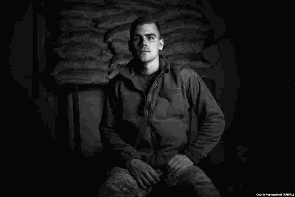 «Я – кадровий військовий, цьогорічний випускник Львівської «сухопутки». У 2014-му мені було 16 років: вчився на програміста й не мріяв будувати кар’єру в армії. Але після анексії Криму все змінилося – надумав кинути коледж, щоб відразу йти вчитися на військового. Батьки відмовили, мовляв, зваж все, подумай. Дослухався і, як міг, почав волонтерити. Коли ж випустився – таки вступив на військову спеціальність. Тепер я тут»