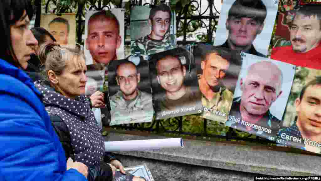 Напомним, что 28 августа в Киеве под Офисом президента Украины активисты и правозащитники провели акцию-перформанс под названием «Жизни заложников Кремля – не игрушки» накануне встречи президента Украины Владимира Зеленского с президентом США Джо Байденом.