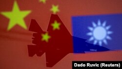 На цій ілюстрації зображені національні прапори Китаю і Тайваню (праворуч) та військовий літак