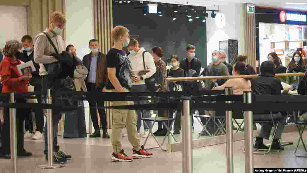 Самую большую очередь на вакцинацию корреспондент нашего издания зафиксировал в "Меге". 