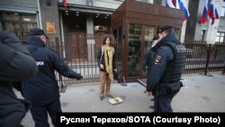 Акция художника Фёдора Калинина у Госдумы России, Москва, 12 октября 2021 года