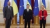 Голова Європейської ради Шарль Мішель (ліворуч) зазначив, що він і президентка Єврокомісії обговорили з Зеленським зближення України та блоку і «почули дуже солідні, міцні аргументи, висловлені паном президентом».