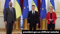 Голова Європейської ради Шарль Мішель (ліворуч) зазначив, що він і президентка Єврокомісії обговорили з Зеленським зближення України та блоку і «почули дуже солідні, міцні аргументи, висловлені паном президентом».