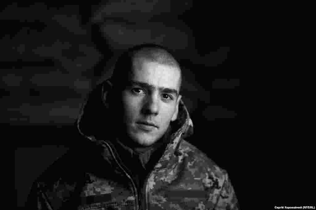 «Війна почалася, коли мені було 13 років. Мій хрещений був в АТО, і я пам’ятаю, як ми збирали і передавали його підрозділу допомогу. Понад сім років тому я не зовсім розумів, що таке війна. Але мені розповідали про неї старші люди – так-от і прийшло усвідомлення, що маємо захищати Україну. Після школи спробував вступити в університет. На юридичний пройшов. Але все одно тягнуло сюди: перервав навчання, підписав контракт із ЗСУ. Виходить, служу я з 18 років»