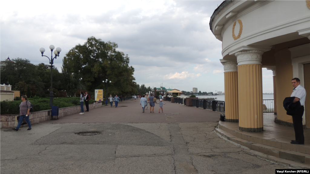 Немногие знают, что оригинальное сооружение в начале пляжа, похожее на ротонду, на самом деле – насосная станция, которая качает канализационные стоки