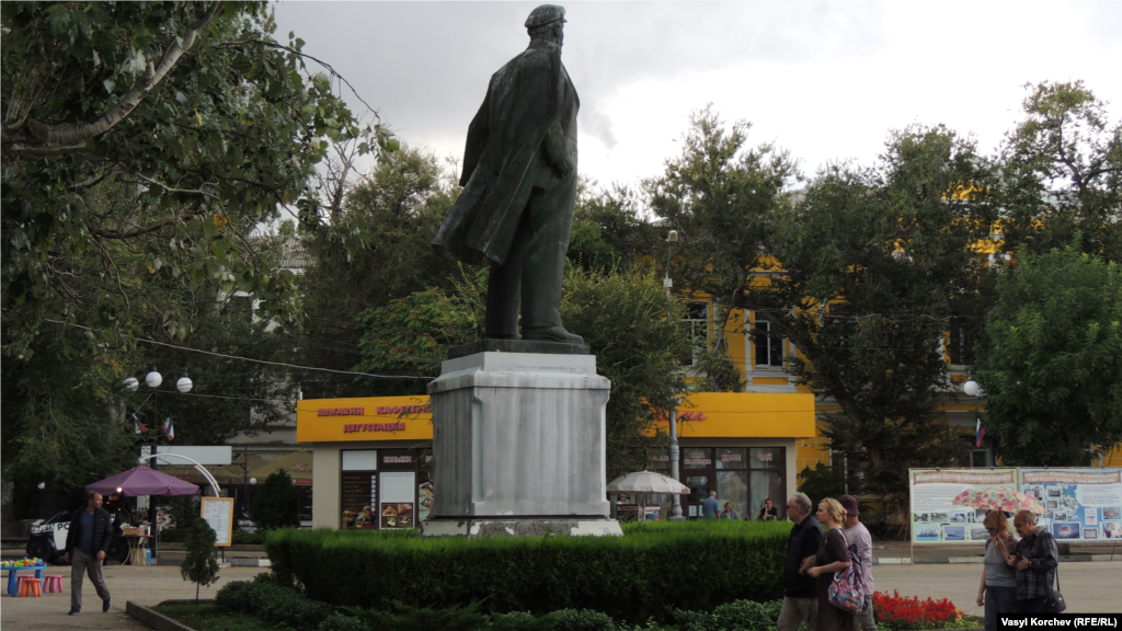 Декоммунизация, которую провели на материковой Украине, не коснулась Крыма. Памятник «вождю мирового пролетариата» Владимиру Ленину возвышается в центре Феодосии на площади перед железнодорожным вокзалом  