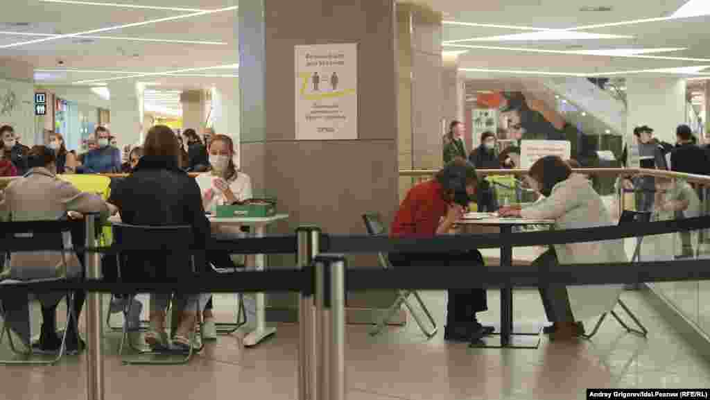 А это столы, где при помощи медработников посетители заполняли формы. 