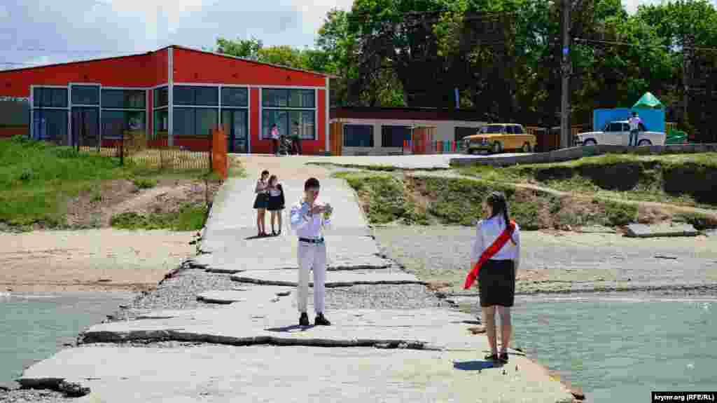 Другие  решили не рисковать и предпочли лишь сфотографироваться на фоне моря