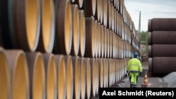 Чоловік проходить повз труб «Північного потоку-2» у місті Котка, Фінляндія (архівне фото)