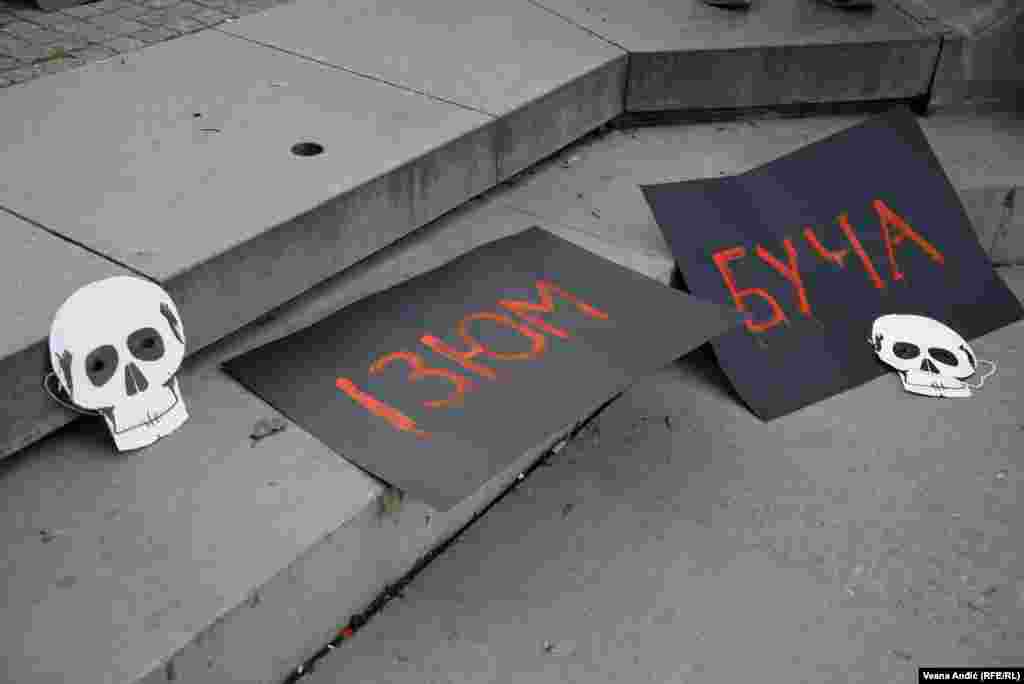 Aktivisti su naveli da "stotine ubijene ukrajinske dece nisu dočekali radost novogodišnjih praznika", kao i da su milioni Ukrajinaca u mraku i bez grejanja proslavili Božić i dočekali novu 2023. godinu, zbog ruske kampanje uništavanja elektroenergetskog sistema njihove zemlje.  