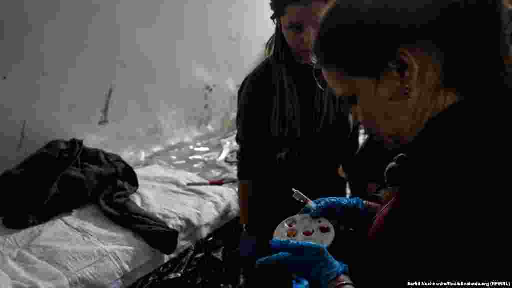 У якийсь момент пораненому критично бракує крові. Відповідно до медичних протоколів: людина, яка не пройшла належної медичної перевірки не може стати донором, навіть маючи необхідну групу крові. Тому самі медики стають тими, хто жертвує свою кров для порятунку бійця.   