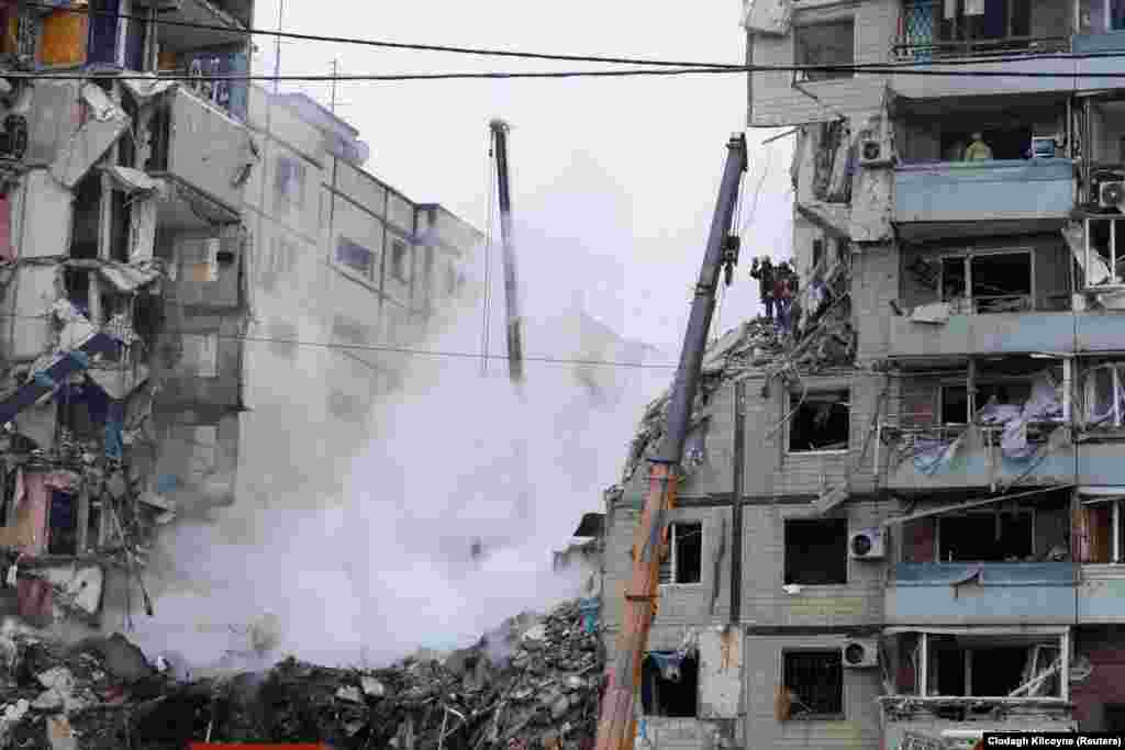 14 січня, коли війська РФ завдали по Україні чергового масованого удару, в Дніпрі російська ракета влучила у житловий будинок. Військові кажуть, що це була крилата ракета Х-22. У результаті обвалилися два під’їзди 9-поверхового будинку, в якому загалом мешкають понад 1100 людей. Влада припускає, що військові РФ цілилися у ТЕС, а влучили у будинок