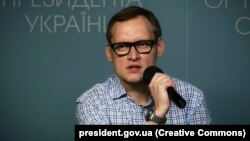 Відомство не називає імені експосадовця, але обставини та повідомлення в медіа вказують на Андрія Смирнова