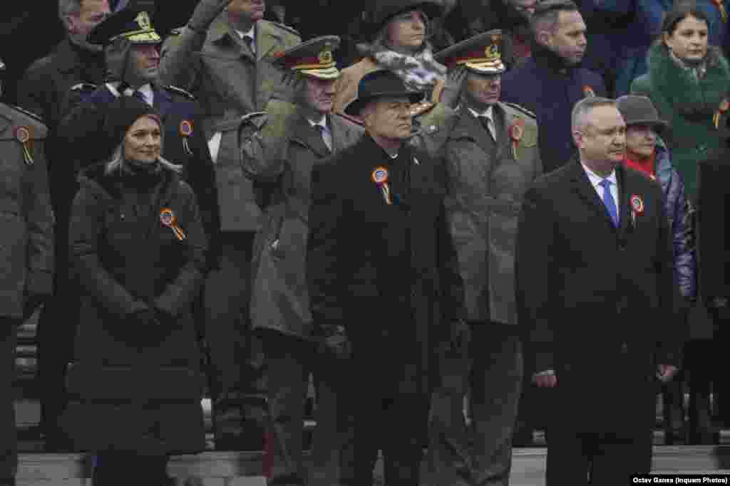 Președintele Klaus Iohannis, premierul Nicolae Ciucă și Alina Gorghiu, președinte interimar al Senatului urmăresc parada militară de Ziua națională a României. 