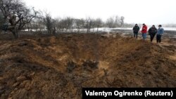 Ілюстраційне фото. Воронка від попереднього російського ракетного удару в селі Копилів на Київщині, 14 січня 2023 року