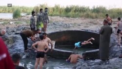 د عراق په حمام العليل کې لامبل خلک د رنځونو لپاره شفا بولي د عراق په حمام العليل کې لامبل خلک د رنځونو لپاره شفا بولي