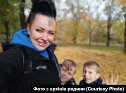 Денис та Руслан Котелевичі з мамою Анастасією