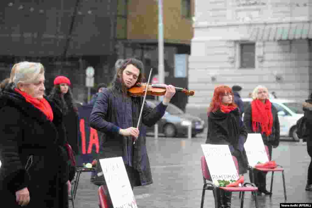 "Verovanje žrtvama, stalno praćenje, razmena informacija i procena rizika može sprečiti ubistva žena. Reagujte i međusobno sarađujte pre nego što bude kasno!", poručili su organizatori.