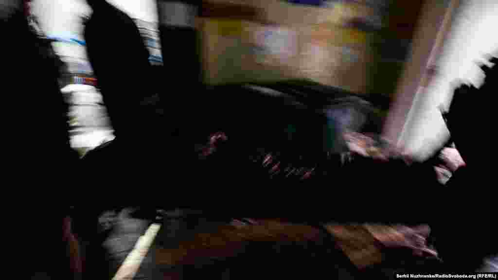 Та пауза на обід була недовгою... Двері відчиняються, і військові заносять чергового важкопораненого бійця.  