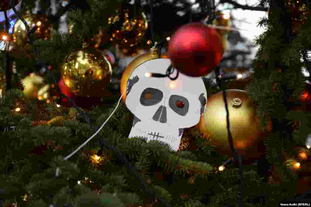 Od početka ruske agresije na Ukrajinu grupa anonimnih umetnika iz Rusije održala je više antiratnih performansa i protestnih akcija protiv politike ruskog predsednika, zbog čega su progonjeni u Rusiji.  