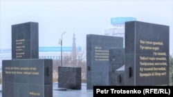 Памятник погибшим в Казахстане в январе 2022 года