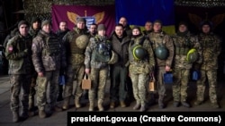 Президент України Володимир Зеленський (посередині) під час зустрічі з українськими військовими на Донбасі. Слов'янськ, Донеччина, 6 грудня 2022 року