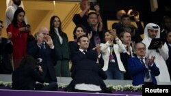 Президент Франції Емманюель Макрон (у центрі) під час півфінального матчу чемпіонату світу з футболу Франція – Марокко, 14 грудня 2022 року