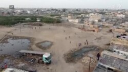 د فوټبال سېلاب ځپلي مینه وال له خټو میدانونه جوړوي
