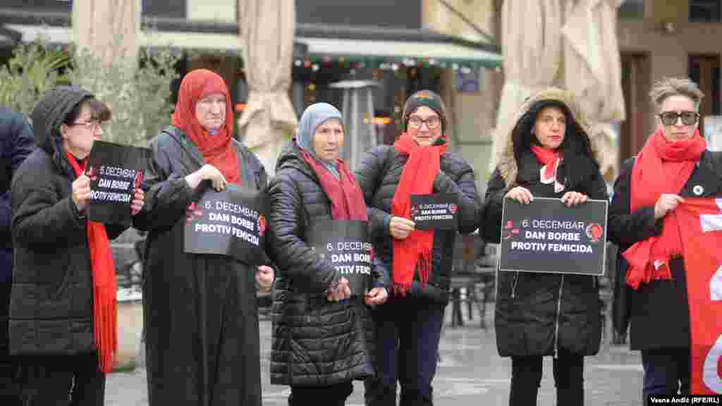 "Uvijek naglašavam da ljudi koji čine zločine, koji upravljaju ovom planetom treba da uče od majki, od žena koje se bore za mir i bolje sutra za sve", rekla je Šehida Abdurahmanović iz Udruženja Pokret "Majke enklave Srebrenica i Žepa" iz Sarajeva.  